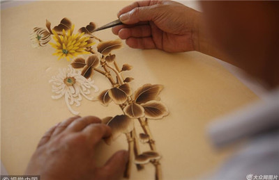 青岛:秸秆入“画”显神奇 探访麦草画师丁锡森