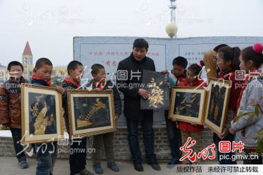 麦秸画艺术进课堂 让传统工艺在指尖绽放